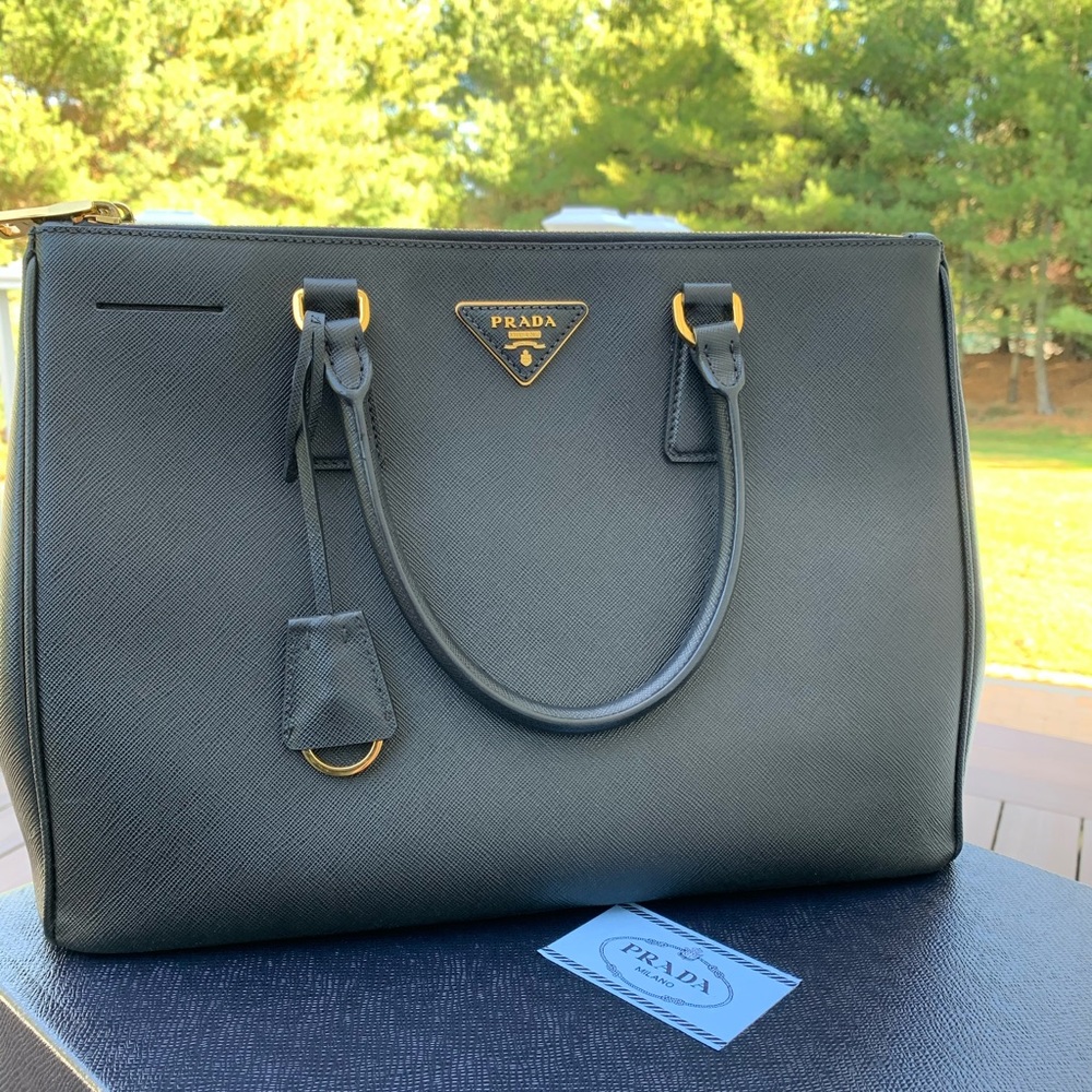 Like new- excellent condition. Medium Prada Galleria Saffiano Leather Bag - Picture 2 of 8